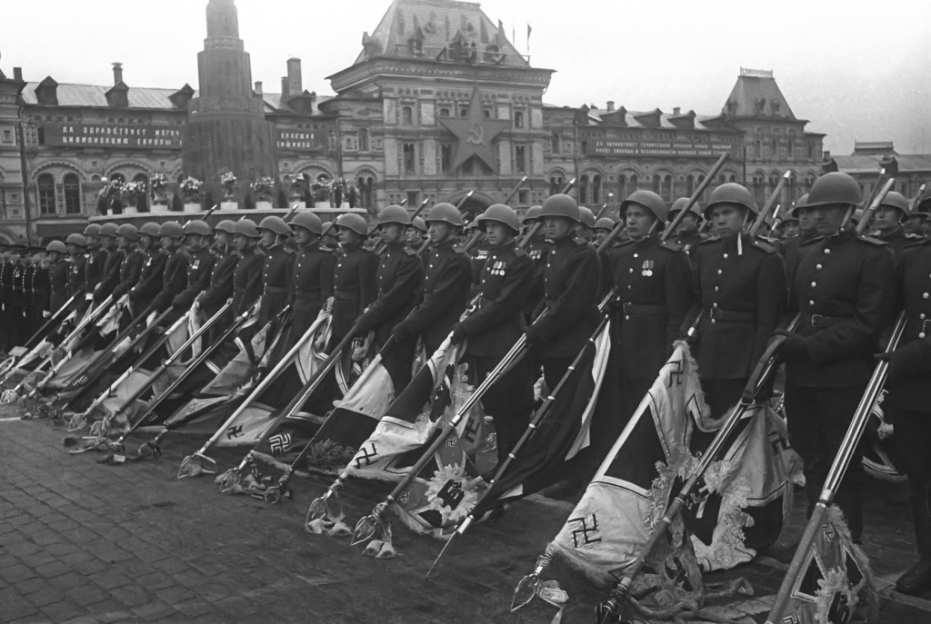Советские солдаты с поверженными штандартами гитлеровских войск. Источник фото: http://waralbum.ru