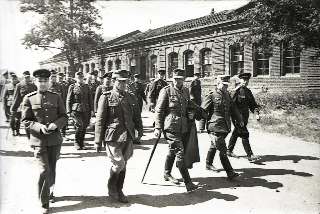 Марш пленных немцев по Москве, 17 июля 1944 г. Впереди многотысячных колонн вели группу из 19 генералов. Источник фото: http://waralbum.ru
