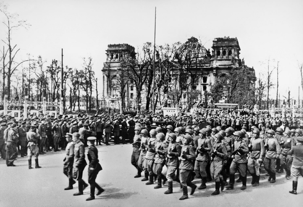 Советские солдаты и офицеры у Рейхстага на церемонии прощания со Знаменем Победы перед его отправкой в Москву, 20 мая 1945 г. Источник фото: http://pobeda.tassphoto.com